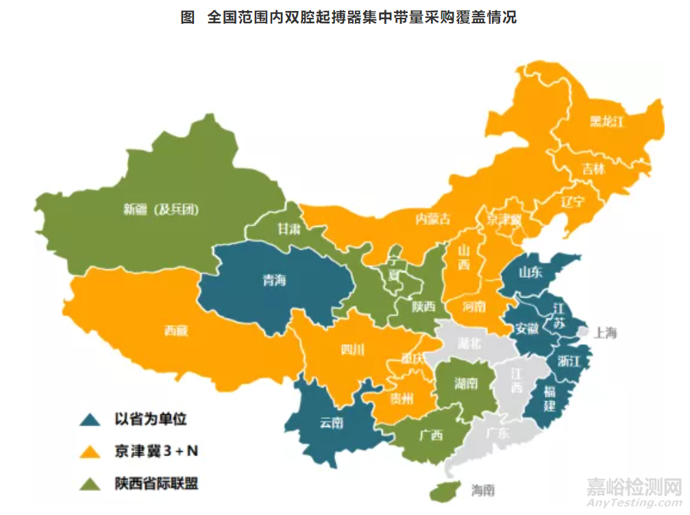2022年2月7日雅培宣布，其在研型 Aveir? 雙腔無引線起搏器完成了全球首例患者植入，這也是全世界第一個(gè)雙腔無線起搏器。   圖片  Aveir? DR 雙腔起搏器提供右心房和心臟右心室的同步、逐次跳起搏，近 80% 接受起搏器治療的患者需要雙腔選擇，Aveir DR 的出現(xiàn)滿足了患者的迫切需求，代表了無引線起搏技術(shù)的里程碑。     無導(dǎo)線起搏器通過微創(chuàng)導(dǎo)管手術(shù)直接植入心臟，無需心臟導(dǎo)聯(lián)，可以杜絕與導(dǎo)線相關(guān)的并發(fā)癥，但由于兩個(gè)無引線起搏器同步的技術(shù)難題一直很難突破，目前無引線起搏僅限于單腔設(shè)備。     雅培的Aveir DR雙腔無引線起搏器解決了這一技術(shù)挑戰(zhàn)，它的首次植入是一個(gè)重要的里程碑，標(biāo)志著無線起搏器實(shí)現(xiàn)了歷史性的突破，相關(guān)的技術(shù)邁入了一個(gè)新的臺(tái)階。    01  雙腔技術(shù)實(shí)現(xiàn)歷史性突破    圖片    雅培一直在致力于推動(dòng)無線起搏技術(shù)，2021年11月，雅培的Aveir無線起搏器全球研究數(shù)據(jù)提交給FDA審查，據(jù)稱一旦獲批這將是世界上第一款可以回收的無線起搏器。     Aveir DR雙腔無引線起搏器是在Aveir VR單腔無引線的基礎(chǔ)上設(shè)計(jì)，它延續(xù)了可回收的功能，隨著治療需求的發(fā)展，可以更換或取回。同時(shí)系統(tǒng)能夠?qū)崟r(shí)映射，可以在手術(shù)過程中評(píng)估治療效果并在植入前重新定位設(shè)備。     此外通過引入創(chuàng)新的"i2i 技術(shù)"，Aveir DR實(shí)現(xiàn)了從單腔到雙腔的技術(shù)挑戰(zhàn)，該技術(shù)可在兩個(gè)無線起搏器（一個(gè)位于右心室，另一個(gè)位于右心房）之間提供逐搏通信，同步調(diào)節(jié)腔室之間的心率，實(shí)現(xiàn)真正的雙腔無線起搏。     圖片    相比之下，競爭對(duì)手美敦力的Micra AV是一款單一的無引線起搏器，具有多種內(nèi)部心房傳感算法，可檢測心臟運(yùn)動(dòng)。Micra AV可以調(diào)整心室中的起搏以與心房協(xié)調(diào)，使其能夠?yàn)榉渴覀鲗?dǎo)阻滯患者提供"AV同步"起搏治療。AV傳導(dǎo)阻滯患者以前需要雙腔起搏器，即使系統(tǒng)中的兩根導(dǎo)聯(lián)線中只有一根提供了心臟刺激。     本次植入是雅培AVEIR DR i2i?關(guān)鍵臨床研究的一部分，由克利夫蘭診所和阿姆斯特丹大學(xué)醫(yī)學(xué)中心共同主持，手術(shù)在捷克首都布拉格的Na Homolce醫(yī)院進(jìn)行。     Aveir DR i2i 研究是一項(xiàng)前瞻性、多中心、國際性、單臂、關(guān)鍵性研究，計(jì)劃招募來自美國，加拿大，歐洲和亞太地區(qū)80個(gè)地點(diǎn)的550名患者，所有患者將在植入后至少隨訪12個(gè)月。     阿姆斯特丹大學(xué)醫(yī)學(xué)中心Reinoud Knops博士表示：無線雙腔起搏器代表了無線起搏技術(shù)的技術(shù)演變，具有極大的挑戰(zhàn)性，首例植入的實(shí)現(xiàn)是現(xiàn)代醫(yī)學(xué)史上的重大時(shí)刻。     02  無線起搏三巨頭進(jìn)入白熱化競爭    圖片   傳統(tǒng)的起搏器通常埋植在上胸部的皮下，導(dǎo)線通過靜脈到達(dá)心臟。導(dǎo)線頂端的電極固定在心臟的內(nèi)側(cè)面心肌上，刺激心肌產(chǎn)生收縮。導(dǎo)線的存在具有相應(yīng)的并發(fā)癥，可能會(huì)產(chǎn)生：靜脈栓塞，重度三尖瓣反流，電極損傷，感染等。     2016年美敦力開發(fā)的Micra成為了FDA批準(zhǔn)的首個(gè)無線起搏器。Micra的體積僅有維生素膠囊大小，體積比傳統(tǒng)心臟起搏器減小93%，重量僅約2克，是世界上最小的起搏器。Micra 采用無導(dǎo)線設(shè)計(jì)，內(nèi)置無線同步起搏裝置，可減少電極并發(fā)癥。該起搏器為單室刺激式，可通過導(dǎo)管從大腿內(nèi)側(cè)開切口植入心室，創(chuàng)口非常小。   圖片    美敦力Micra起搏器的上市前臨床研究納入了56個(gè)中心的726名患者，歷時(shí)2年研究觀察，發(fā)現(xiàn)與傳統(tǒng)起搏器相比，無導(dǎo)線起搏器降低了48％的主要并發(fā)癥的發(fā)生率，手術(shù)的即刻成功率達(dá)99.2％。而上市后的臨床研究數(shù)據(jù)顯示，與傳統(tǒng)的經(jīng)靜脈（TV-VVI）起搏器相比，Micra兩年后再干預(yù)率下降38％，慢性并發(fā)癥減少31％。證實(shí)了無導(dǎo)線心臟起搏器的優(yōu)勢。     時(shí)至今日美敦力仍然是全球唯一一家無線起搏器產(chǎn)品獲批的公司，在全球完成超過10萬個(gè)植入。2019年產(chǎn)品在中國獲批，在我國已成功開展約3000例植入。     圖片    面臨美敦力的壟斷局面，波士頓科學(xué)和雅培也在競相將自己的無線起搏器推向市場，2021年末在這一領(lǐng)域的競爭進(jìn)入了白熱化階段。     雅培的Aveir是目前最接近成熟的另一款無線起搏器，是世界上第一款可以回收的無線起搏器。    2021年11月Aveir 無線起搏器全球研究的數(shù)據(jù)發(fā)表在《美國心臟病學(xué)會(huì)雜志：臨床電生理學(xué)》上，雅培表示，這些數(shù)據(jù)也已提交給FDA以支持設(shè)備批準(zhǔn)。結(jié)果表明Aveir已成功植入 98% 的患者體內(nèi)。在六周時(shí)，96%的患者達(dá)到了沒有嚴(yán)重不良反應(yīng)的安全終點(diǎn)，95.9%的患者達(dá)到了可接受治療的療效終點(diǎn)。     僅一個(gè)月后，波士頓科學(xué)宣布已成功為兩名患者植入了其無線起搏除顫系統(tǒng)mCRM。   圖片    其獨(dú)特之處在于它由兩個(gè)心律管理（CRM）設(shè)備組成：Emblem MRI皮下植入式除顫器（S-ICD）系統(tǒng)和Empower模塊化起搏系統(tǒng)（MPS），是第一個(gè)能夠同時(shí)提供心動(dòng)過緩起搏支持和抗心動(dòng)過速起搏（ATP）的無導(dǎo)線起搏器。     這種模塊化結(jié)合的設(shè)計(jì)與美敦力Micra和雅培Aveir區(qū)分開來，一旦兩家公司的產(chǎn)品獲批，無線起搏器的競爭格局將進(jìn)入三足鼎立的時(shí)代。     此次雅培的雙腔無線起搏器實(shí)現(xiàn)首例植入則把競爭的局面再度升高，顯著擴(kuò)大了技術(shù)的領(lǐng)先優(yōu)勢，未來可能成為美敦力的頭號(hào)勁敵。    03  起搏器進(jìn)入集采 進(jìn)一步擠占國產(chǎn)空間？     圖片    根據(jù)電極導(dǎo)線植入部位的差異，起搏器可分為單腔起搏器、雙腔起搏器、三腔起搏器、四腔起搏器。雙腔起搏器可以根據(jù)患者自身心率失常狀況采取四種不同的起搏方式，最大限度的滿足生理需要，是目前較為先進(jìn)的起搏方式，也是應(yīng)用最為廣泛的機(jī)型，根據(jù)《中國心血管健康與疾病報(bào)告2020》，我國2019年植入起搏器的患者比2018年增長9.3％，雙腔起搏器占比近70％。     圖片    腔數(shù)越多，越能準(zhǔn)確模擬心臟跳動(dòng)，研發(fā)生產(chǎn)壁壘越高。單腔起搏器國內(nèi)售價(jià)在2~3萬元，雙腔起搏器國內(nèi)售價(jià)在6萬元左右。三腔起搏器是最高端的產(chǎn)品，國內(nèi)售價(jià)在10萬元左右，目前尚無國產(chǎn)品牌。     2021年6月的海關(guān)統(tǒng)計(jì)數(shù)據(jù)顯示，平均每臺(tái)心臟起搏器的進(jìn)口價(jià)約為12336元，但患者實(shí)際支付的價(jià)格是進(jìn)口價(jià)的3倍以上，中間水分較多，患者要求降價(jià)的呼聲很高。     2019年江蘇省率先開展了雙腔起搏器的集采。首次集采力度溫和，平均降幅約為15.86％。2021年5月，江蘇省開展第二次雙腔起搏器集采，平均降幅高達(dá)60％，均價(jià)6萬元的全身MRI兼容雙腔起搏器降價(jià)至2萬元左右。     圖片    2021年10月19日，陜西省公共資源交易中心發(fā)布《2021年陜西省省際聯(lián)盟?。▍^(qū)、兵團(tuán)）心臟起搏器集中帶量采購公告》，決定在陜西、甘肅、寧夏、新疆、新疆生產(chǎn)建設(shè)兵團(tuán)，湖南、廣西、海南8個(gè)?。▍^(qū)、兵團(tuán)）區(qū)域開展雙腔起搏器集中帶量采購，聯(lián)盟內(nèi)開展心臟起搏器相關(guān)手術(shù)的公立醫(yī)療機(jī)構(gòu)（含軍隊(duì)醫(yī)院）全部參加。未來一年全部采購需求量的80%形成約定采購量。預(yù)計(jì)降幅會(huì)進(jìn)一步拉高。     中選企業(yè)方面，主要為美敦力、雅培、百多力、波科等外資企業(yè)。樂普、創(chuàng)領(lǐng)、先健3國產(chǎn)企業(yè)也有中標(biāo)，但相對(duì)較少。     雙腔起搏器是上個(gè)世紀(jì)70年代的產(chǎn)品，目前海外企業(yè)已經(jīng)技術(shù)進(jìn)階到了三腔起搏器、除顫起搏器、無導(dǎo)線起搏器，但是對(duì)于國內(nèi)本土企業(yè)來說，技術(shù)難度猶存。     2016年10月，樂普醫(yī)電雙腔起搏器Qinming8631獲批上市，成為國內(nèi)首家完成雙腔起搏器研發(fā)生產(chǎn)的企業(yè)。     但我國起搏器市場目前仍然被外資品牌壟斷：美敦力、雅培、波科分別占據(jù)43.0%、23.7%、17.8%，三巨頭合計(jì)占84.5%；再加上第二梯隊(duì)的百多力、索林集團(tuán)，進(jìn)口起搏器市場份額達(dá)到95.7%。而獲批的國產(chǎn)植入式心臟起搏器僅有創(chuàng)領(lǐng)心律、樂普醫(yī)學(xué)（秦明醫(yī)學(xué)）、先健科技3家，市場占有率僅5%左右。     國產(chǎn)品牌尚未崛起即進(jìn)入集采是否會(huì)進(jìn)一步擠占企業(yè)的生存空間？     對(duì)此專家提示：就心臟起搏器療法的發(fā)展而言，如果全國范圍要進(jìn)行集中招標(biāo)采購，還需格外謹(jǐn)慎。現(xiàn)在全世界能做心臟起搏器的只有幾家，再淘汰一部分出局，服務(wù)、競爭機(jī)制反而難以優(yōu)化。本來研發(fā)難度就高，如果一下把價(jià)格降到很低，可能削弱國內(nèi)企業(yè)的創(chuàng)新動(dòng)力和能力。     對(duì)比目前三巨頭你爭我趕，在技術(shù)上不斷迭代創(chuàng)新，未來國產(chǎn)品牌面臨的競爭可能更加激烈。接下來，將有更多省份試點(diǎn)心臟起搏器集采，某心內(nèi)科主任建議道：專家組除了臨床醫(yī)生外，還應(yīng)有醫(yī)院管理方面的專家、醫(yī)保專家、經(jīng)濟(jì)學(xué)專家等，能夠尊重市場的經(jīng)濟(jì)規(guī)律，更長遠(yuǎn)地預(yù)判政策實(shí)施后將產(chǎn)生的影響。     未來國產(chǎn)心臟起搏器能否實(shí)現(xiàn)彎道超越，還是需要政府和企業(yè)共同努力，尋求健康的發(fā)展?fàn)顟B(tài)。
